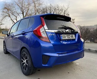 Honda Fit 2015 con sistema A trazione anteriore, disponibile a Tbilisi.