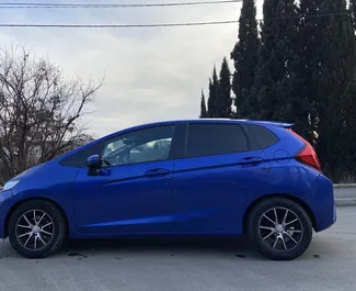 Motore Benzina da 1,5L di Honda Fit 2015 per il noleggio a Tbilisi.