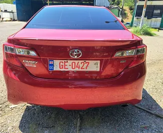 Interni di Toyota Camry in affitto in Georgia. Un'ottima auto da 5 posti con cambio Automatico.