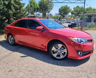 Vista frontale di un noleggio Toyota Camry a Tbilisi, Georgia ✓ Auto #8689. ✓ Cambio Automatico TM ✓ 0 recensioni.