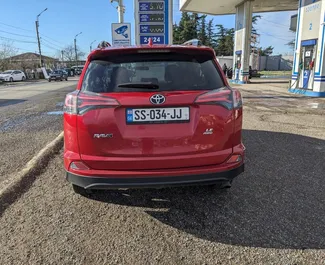 Interni di Toyota Rav4 in affitto in Georgia. Un'ottima auto da 5 posti con cambio Automatico.