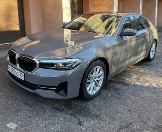 Vista frontale di un noleggio BMW 520d a Kaliningrad, Russia ✓ Auto #8974. ✓ Cambio Automatico TM ✓ 0 recensioni.