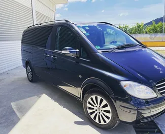 Vista frontale di un noleggio Mercedes-Benz Viano all'aeroporto di Tirana, Albania ✓ Auto #9249. ✓ Cambio Automatico TM ✓ 0 recensioni.