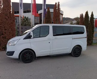 Vista frontale di un noleggio Ford Tourneo Custom a Tirana, Albania ✓ Auto #9033. ✓ Cambio Manuale TM ✓ 0 recensioni.