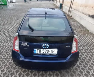 Interni di Toyota Prius in affitto in Georgia. Un'ottima auto da 5 posti con cambio Automatico.