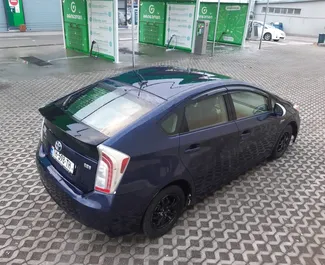 Toyota Prius 2012 disponibile per il noleggio a Tbilisi, con limite di chilometraggio di illimitato.