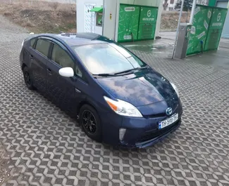 Vista frontale di un noleggio Toyota Prius a Tbilisi, Georgia ✓ Auto #9239. ✓ Cambio Automatico TM ✓ 0 recensioni.