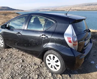 Toyota Prius C 2014 disponibile per il noleggio a Tbilisi, con limite di chilometraggio di illimitato.