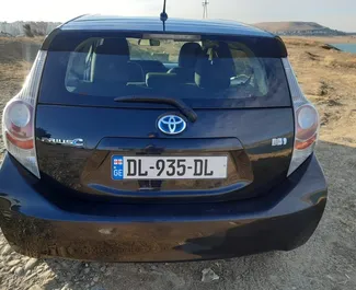 Interni di Toyota Prius C in affitto in Georgia. Un'ottima auto da 5 posti con cambio Automatico.