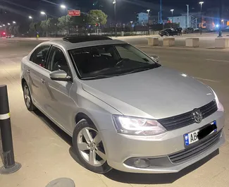 Vista frontale di un noleggio Volkswagen Jetta all'aeroporto di Tirana, Albania ✓ Auto #9305. ✓ Cambio Automatico TM ✓ 0 recensioni.