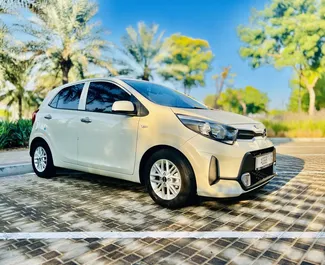 Vista frontale di un noleggio Kia Picanto all'aeroporto di Dubai Al Maktoum, Emirati Arabi Uniti ✓ Auto #9119. ✓ Cambio Automatico TM ✓ 0 recensioni.