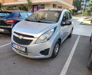 Vista frontale di un noleggio Chevrolet Spark a Podgorica, Montenegro ✓ Auto #9317. ✓ Cambio Manuale TM ✓ 0 recensioni.