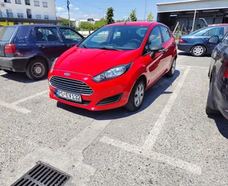 Vista frontale di un noleggio Ford Fiesta a Podgorica, Montenegro ✓ Auto #9313. ✓ Cambio Manuale TM ✓ 0 recensioni.