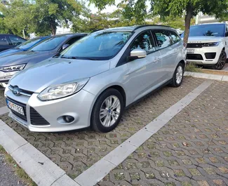 Vista frontale di un noleggio Ford Focus SW a Podgorica, Montenegro ✓ Auto #9315. ✓ Cambio Automatico TM ✓ 0 recensioni.