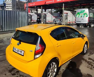 Noleggio auto Toyota Prius C 2015 in Georgia, con carburante Ibrido e 75 cavalli di potenza ➤ A partire da 75 GEL al giorno.