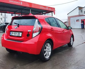 Noleggio auto Toyota Prius C 2015 in Georgia, con carburante Ibrido e 75 cavalli di potenza ➤ A partire da 75 GEL al giorno.