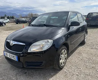 Vista frontale di un noleggio Skoda Fabia all'aeroporto di Tirana, Albania ✓ Auto #9322. ✓ Cambio Manuale TM ✓ 0 recensioni.