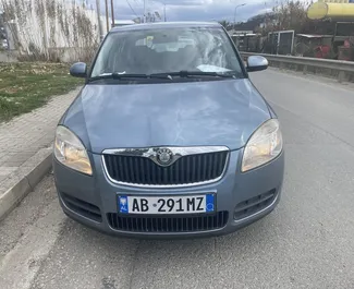 Vista frontale di un noleggio Skoda Fabia all'aeroporto di Tirana, Albania ✓ Auto #9321. ✓ Cambio Manuale TM ✓ 0 recensioni.