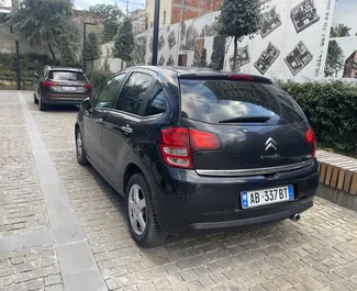 Vista frontale di un noleggio Citroen C3 all'aeroporto di Tirana, Albania ✓ Auto #9251. ✓ Cambio Manuale TM ✓ 0 recensioni.