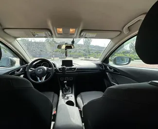 Interni di Mazda 3 in affitto in Armenia. Un'ottima auto da 5 posti con cambio Automatico.