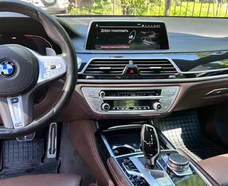 Noleggio auto BMW 720d 2020 in Russia, con carburante Diesel e 250 cavalli di potenza ➤ A partire da 7990 RUB al giorno.