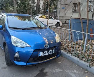 Vista frontale di un noleggio Toyota Prius C a Tbilisi, Georgia ✓ Auto #9240. ✓ Cambio Automatico TM ✓ 1 recensioni.