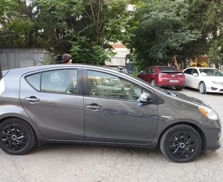 Motore Ibrido da 1,5L di Toyota Prius C 2013 per il noleggio a Tbilisi.