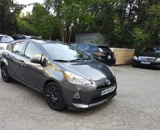 Noleggio auto Toyota Prius C 2013 in Georgia, con carburante Ibrido e 99 cavalli di potenza ➤ A partire da 75 GEL al giorno.