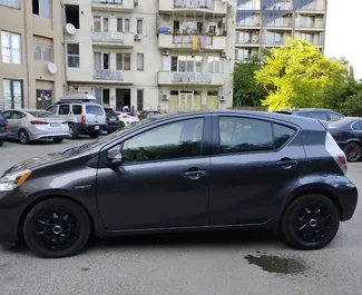 Toyota Prius C 2013 disponibile per il noleggio a Tbilisi, con limite di chilometraggio di illimitato.