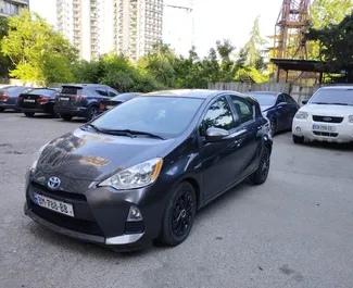 Vista frontale di un noleggio Toyota Prius C a Tbilisi, Georgia ✓ Auto #9242. ✓ Cambio Automatico TM ✓ 1 recensioni.