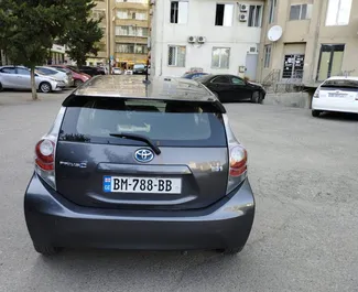 Interni di Toyota Prius C in affitto in Georgia. Un'ottima auto da 5 posti con cambio Automatico.