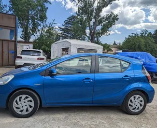 Noleggio auto Toyota Prius C 2014 in Georgia, con carburante Ibrido e 99 cavalli di potenza ➤ A partire da 75 GEL al giorno.