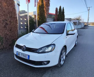 Vista frontale di un noleggio Volkswagen Golf 6 a Tirana, Albania ✓ Auto #9318. ✓ Cambio Automatico TM ✓ 0 recensioni.