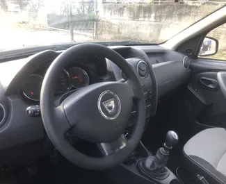 Interni di Dacia Duster in affitto in Albania. Un'ottima auto da 5 posti con cambio Manuale.