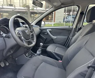 Interni di Dacia Duster in affitto in Albania. Un'ottima auto da 5 posti con cambio Manuale.