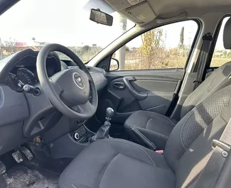 Interni di Dacia Duster in affitto in Albania. Un'ottima auto da 5 posti con cambio Manuale.