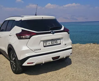 Nissan Kicks 2021 disponibile per il noleggio a Dubai, con limite di chilometraggio di 200 km/giorno.