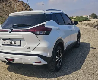 Interni di Nissan Kicks in affitto negli Emirati Arabi Uniti. Un'ottima auto da 5 posti con cambio Automatico.