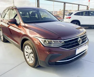 Vista frontale di un noleggio Volkswagen Tiguan all'aeroporto di Tenerife Sud, Spagna ✓ Auto #9508. ✓ Cambio Manuale TM ✓ 0 recensioni.