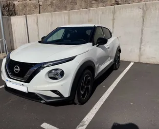 Vista frontale di un noleggio Nissan Juke all'aeroporto di Tenerife Sud, Spagna ✓ Auto #9511. ✓ Cambio Automatico TM ✓ 0 recensioni.