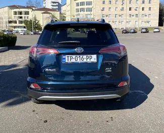 Interni di Toyota Rav4 in affitto in Georgia. Un'ottima auto da 5 posti con cambio Automatico.