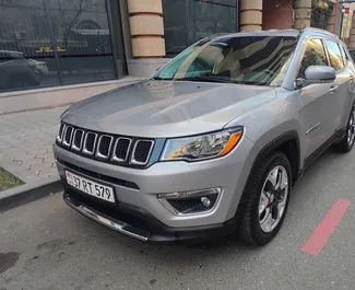 Vista frontale di un noleggio Jeep Compass a Yerevan, Armenia ✓ Auto #9410. ✓ Cambio Automatico TM ✓ 0 recensioni.