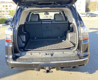 Toyota 4 Runner 2020 con sistema A trazione integrale, disponibile a Kutaisi.