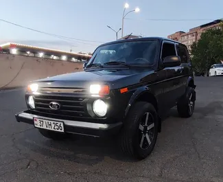 Vista frontale di un noleggio Lada Niva a Yerevan, Armenia ✓ Auto #9412. ✓ Cambio Manuale TM ✓ 1 recensioni.