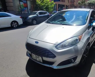 Vista frontale di un noleggio Ford Fiesta a Yerevan, Armenia ✓ Auto #9408. ✓ Cambio Automatico TM ✓ 0 recensioni.