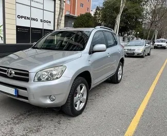 Vista frontale di un noleggio Toyota Rav4 all'aeroporto di Tirana, Albania ✓ Auto #9372. ✓ Cambio Manuale TM ✓ 0 recensioni.