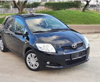 Vista frontale di un noleggio Toyota Auris all'aeroporto di Tirana, Albania ✓ Auto #9373. ✓ Cambio Automatico TM ✓ 0 recensioni.