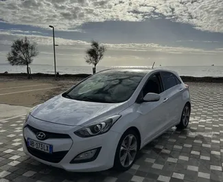 Vista frontale di un noleggio Hyundai i30 a Durazzo, Albania ✓ Auto #7898. ✓ Cambio Automatico TM ✓ 1 recensioni.