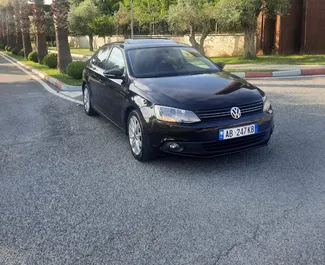 Vista frontale di un noleggio Volkswagen Jetta a Tirana, Albania ✓ Auto #9487. ✓ Cambio Automatico TM ✓ 0 recensioni.