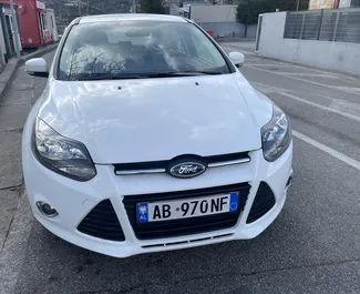 Vista frontale di un noleggio Ford Focus all'aeroporto di Tirana, Albania ✓ Auto #9388. ✓ Cambio Manuale TM ✓ 0 recensioni.